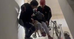Osmaniye’de elektrik kesintisi nedeniyle asansörle evine çıkamayan kadına itfaiye yardım etti
