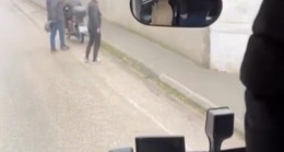 Adana’da işçi servisinin camını kaskla kıran motosiklet sürücüsünün ehliyetine süresiz el konuldu