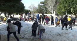 Mersin’de çocuklar Toros Dağları’ndan getirilen karla eğlendi