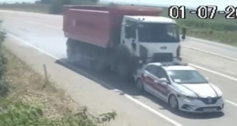Adana’da kamyonun çarptığı jandarma trafik aracındaki bir personel yaralandı