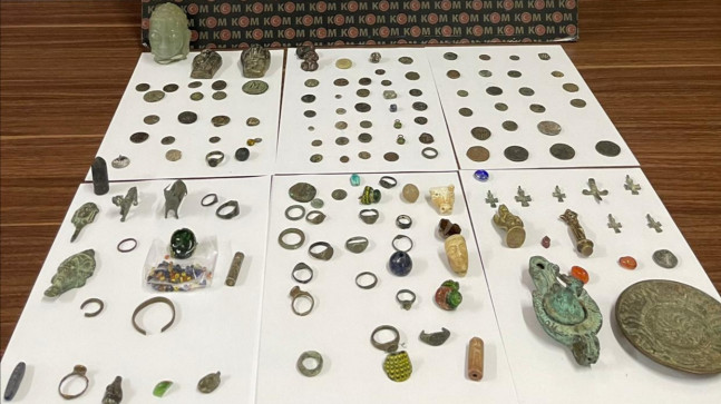 MERSİN’DE TARİHİ ESER KAÇAKÇILIĞINA OPERASYON… 253 OBJE ELE GEÇİRİLDİ