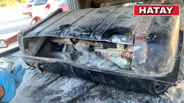 HATAY’DA OTOMOBİLİN YAKIT DEPOSUNDAN 11 RUHSATSIZ TABANCA ÇIKTI