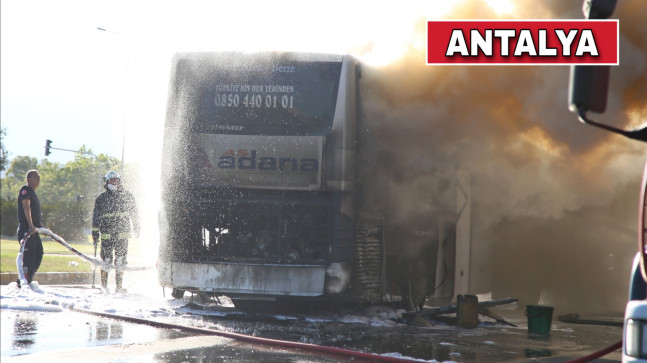 ANTALYA’DA HAREKET HALİNDEYKEN ALEV ALAN YOLCU OTOBÜSÜ YANDI…