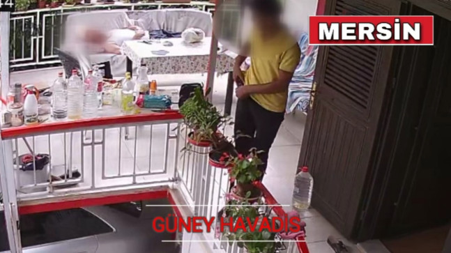 MERSİN’DE BALKONDA UYUYAN KİŞİNİN TELOFONUNUN VE AYAKKABILARININ ÇALINMASI KAMERADA