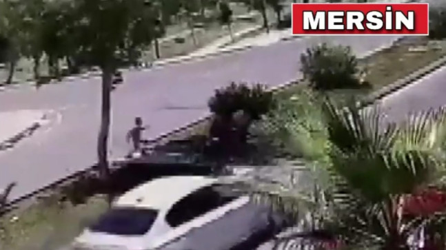 MERSİN’DE SAHİPSİZ KÖPEKLERDEN KAÇAN 2 ÇOCUĞA OTOMOBİL ÇARPTI…