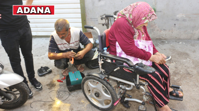 ADANA’DA TEKERLEKLİ SANDALYESİNİN AKÜSÜ ÇALINAN ENGELLİYE ESNAF YARDIM ETTİ