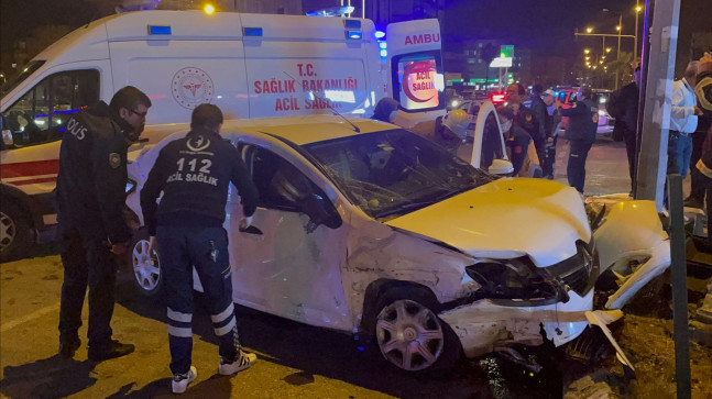 HATAY’DA OTOMOBİL İLE HAFİF TİCARİ ARACIN KARIŞTIĞI KAZADA 6 KİŞİ YARALANDI