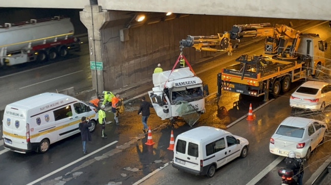 ADANA’DA OTOYOLDA KÖPRÜ AYAĞINA ÇARPAN TIRIN SÜRÜCÜSÜ HAYATINI KAYBETTİ