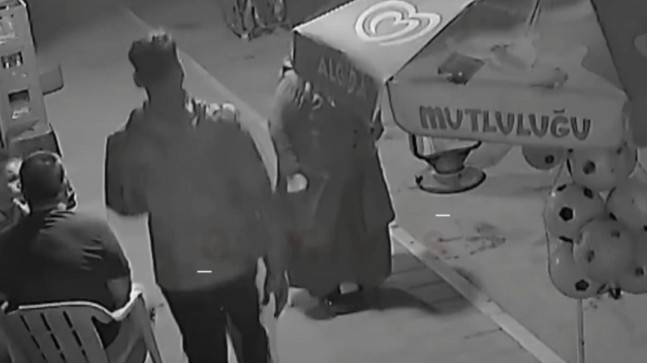 ADANA’DA BİR KADININ ÇANTASININ GASBEDİLME ANI GÜVENLİK KAMERASINCA GÖRÜNTÜLENDİ – OLAYA İLİŞKİN YAKALANAN ZANLI TUTUKLANDI