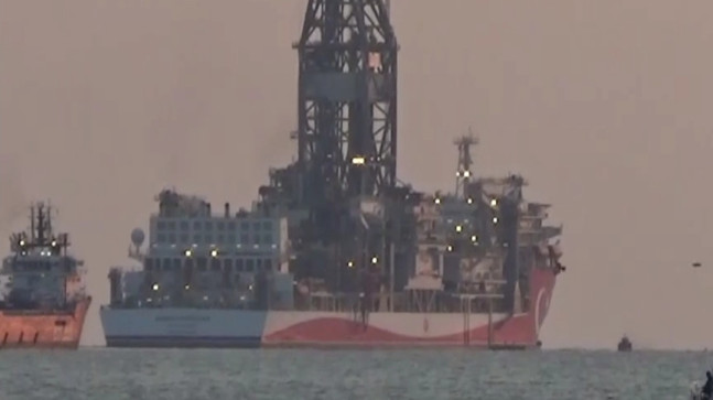 ABDÜLHAMİD HAN SONDAJ GEMİSİ MERSİN’DEKİ TAŞUCU LİMANI AÇIĞINA DEMİRLENDİ