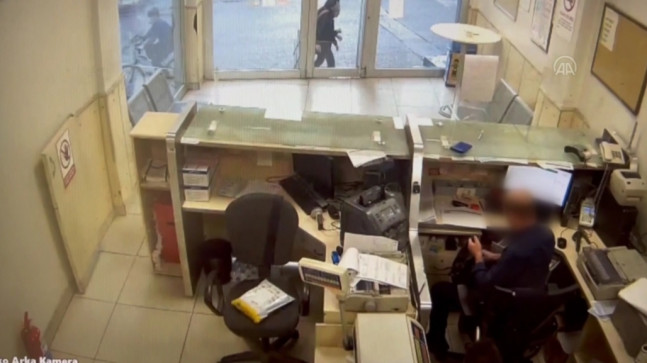 GAZİANTEP’TE PTT ŞUBESİNDE YAŞANAN SİLAHLI SOYGUN GÜVENLİK KAMERASINA YANSINDI