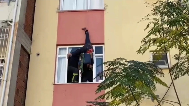 HATAY’DA BİR KİŞİ ANAHTARINI İÇERDE UNUTUNCA EVİNE GİRMEK İÇİN HALATLA TERASTAN SARKTI Bacağına Bağladığı İpin Kısa Gelmesi Sonucu Binada Asılı Kalan Kişi İtfaiye Ekiplerince Kurtarıldı