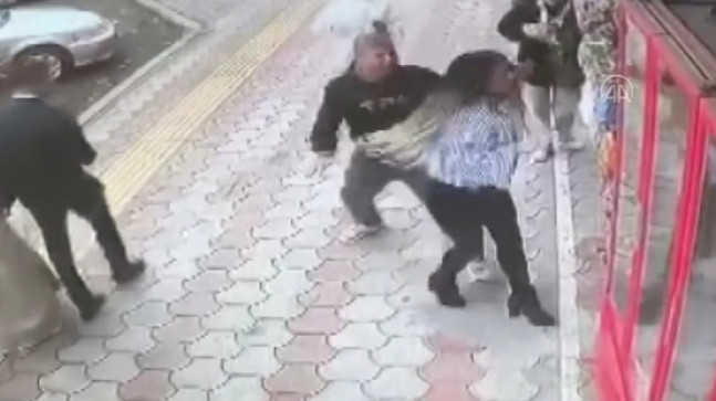 HATAY’IN İSKENDERUN İLÇESİNDE, KALDIRIMDA YÜRÜYEN GENÇ KIZI DARBEDEN ZANLI YAKALANDI