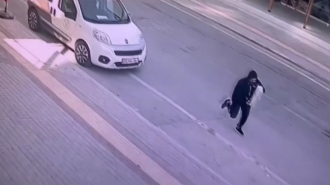 MERSİN’DE KONUT KREDİSİ ÇEKEN KİŞİNİN ARACINDANDAKİ 1 MİLYON LİRANIN ÇALINMASINA İLİŞKİN 5 ZANLI TUKLANDI