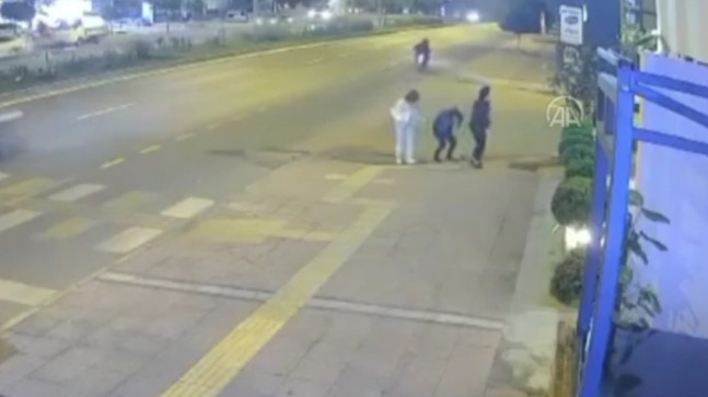 MERSİN’DE KALDIRIMDA YÜRÜYEN 3 ÖĞRENCİYE DOĞRU MOTORSİKLETTEN ATILAN CİSİM GÖZÜNE İSABET EDEN ÖĞRENCİYİ YARALADI