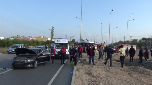 MERSİN’DE ÖĞRENCİ SERVİSİYLE OTOMOBİL ÇARPIŞTI