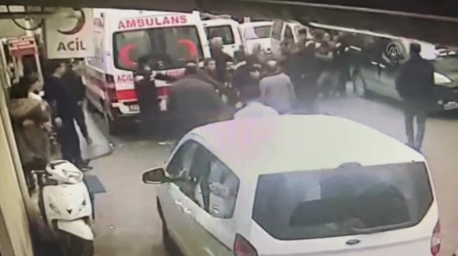 GAZİANTEP’TE BİR HASTANEDE SAĞLIKÇILARI DARBEDERKEN KALP KRİZİ GEÇİREN HASTA YAKININA AYNI HASTANEDE İLK MÜDAHALE