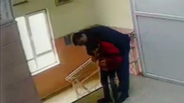 GAZİANTEP’TE MÜDÜR YARDIMCISI SOLUK BORUSUNA CİSİM KAÇAN ÖĞRENCİSİNİ “HEİMLİCH MANEVRASIYLA” KURTARDI