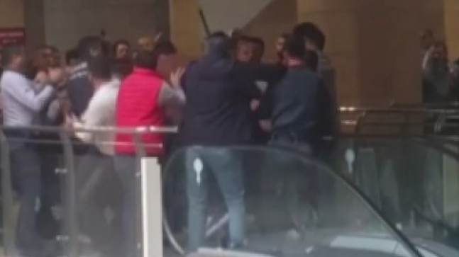 ADANA ADLİYESİ’NDE TARTIŞAN DAVALI TARAFLAR GÜVENLİK GÖREVLİLERİNE SALDIRDI