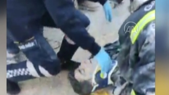 GAZİANTEP’TE KUM SİLOSUNUN İÇİNE DÜŞEN İŞÇİ İTFAİYE EKİPLERİNCE KURTARILDI