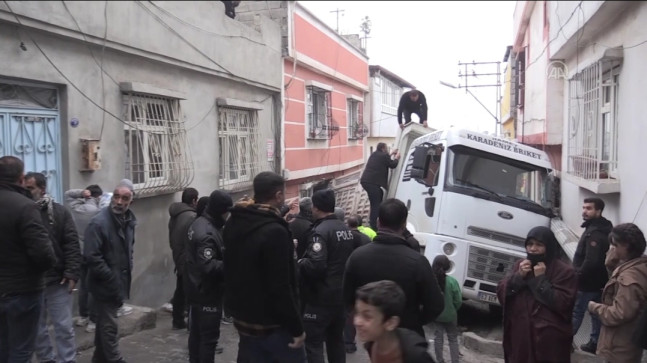 EVİNDE OTURURKEN KAMYON ÇARPTI