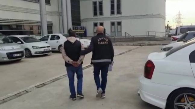 HATAY’DA KENDİSİNİ POLİS OLARAK TANITAN DOLANDIRICI ADANA’DA YAKALANARAK TUTUKLANDI