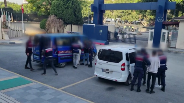 MERSİN’DE SAHTE İLANLARLA ARAÇ ALMAK İSTEYENLERİ DOLANDIRDIKLARI İDDİASIYLA İSTANBUL’DA GÖZALTINA ALINAN 6 KİŞİDEN 4’Ü CEZA EVİNE GÖNDERİLDİ