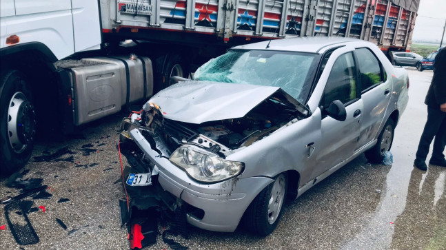 HATAY’DA TIRLA ÇARPIŞAN OTOMOBİLDEKİ 5 KİŞİ YARALANDI