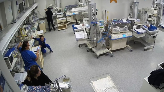 ADANA’DA HEMŞİRELERİN DEPREM SIRASINDA KUVÖZDEKİ BEBEKLERİ KORUMASI KAMERALARA YANSIDI