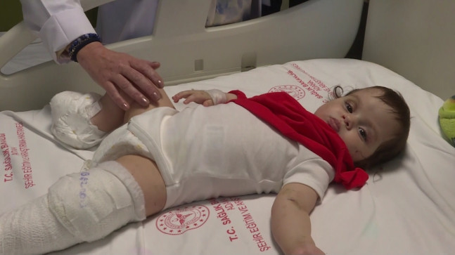 HATAY’DA DEPREMİN ETKİSİYLE 5’İNCİ KATTAN DÜŞEN BİRCE BEBEK İYİLEŞİYOR