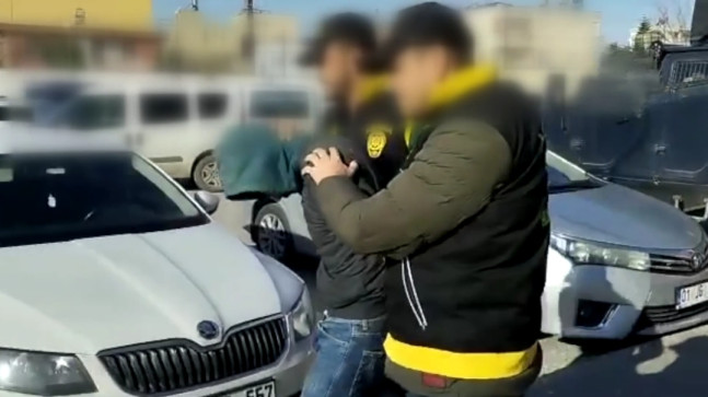 ADANA’DA BİR ÇİFTLİKTE 3 BEKÇİNİN ELLERİNİ BAĞLAYIP GASP YAPAN SİLAHLI VE MASKELİ 3 ZANLIDAN 2’Sİ TUTUKLANDI