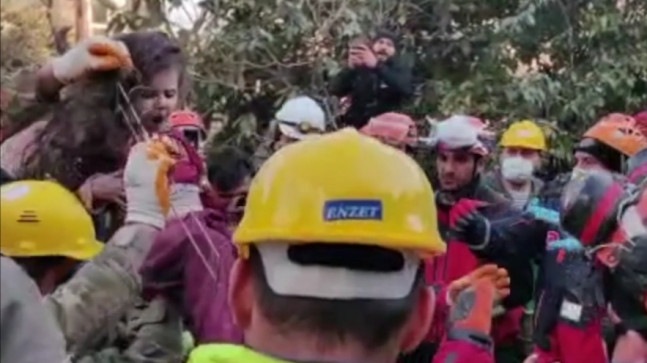 HATAY’DA 4 VE 7 YAŞINDAKİ İKİ ÇOCUK ENKAZDAN 109 SAAT SONRA KURTARILDI