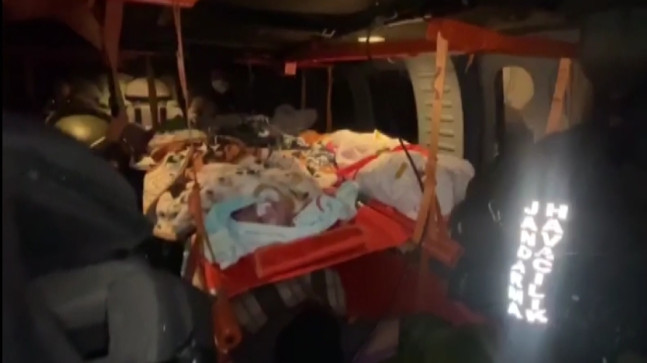 DEPREMZEDE 8 BEBEK ÖZEL DONANIMLI JANDARMA HELİKOPTERLERİYLE KAHRAMANMARAŞ’TAN ADANA’YA SEVK EDİLDİ