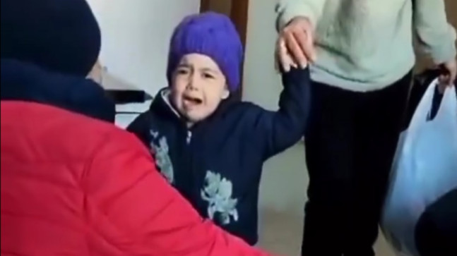 HATAY’DA ENKAZ ALTINDA KALAN BABA, AİLESİNDE TEK SAĞ KALAN MİNİK KIZI İLE GÜNLER SONRA KAVUŞTU