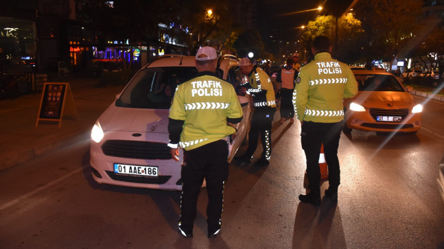 ADANA’DA POLİS EKİPLERİ TARAFINDAN “ABART EGZOZ” DENETİMİ YAPILDI. AŞIRI SES VE GÜRÜLTÜ ÇIKARAN ARACLARA CEZA YAĞDI