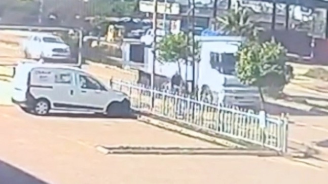 ADANA’DA SEYİR HALİNDEYKEN KAMYON KASASI KAPAĞININ ÇARPTIĞI BİSİKLETLİ YARALANDI