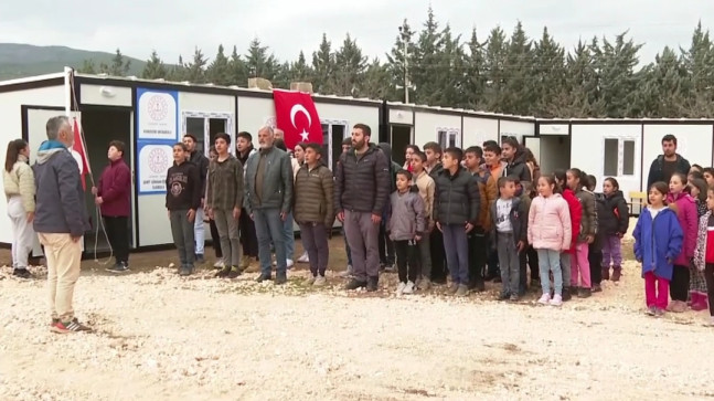 GAZİANTEP – NURDAĞI VE İSLAHİYE’DE ÖĞRENCİLER KONTEYNER VE ÇADIR SINIFLARDA DERSE BAŞLADI