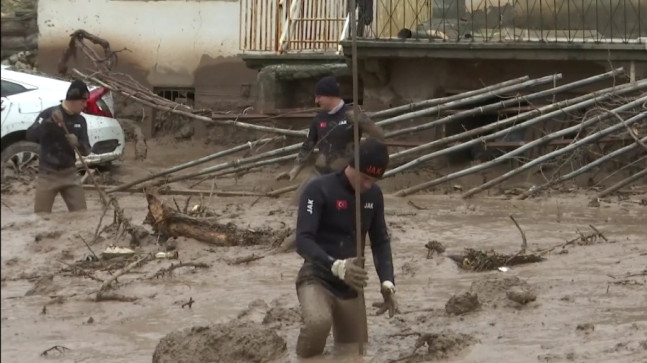ADIYAMAN’DA SELDE KAYBOLAN ANNE VE KIZINI BULMAK İÇİN 500 KİŞİLİK EKİP ÇALIŞIYOR