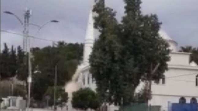 MERSİN’DE DEPREMDEN HASAR GÖREN MİNARE KONTROLLÜ YIKILDI