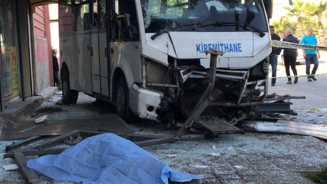 ADANA’DA DOLMUŞUN OTOBÜS DURAĞINDA BEKLEYENLERE ÇARPMASI SONUCU 1 KİŞİ ÖLDÜ, 7 KİŞİ YARALANDI…