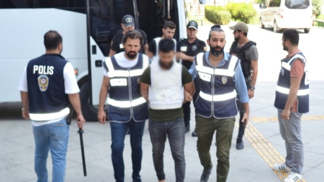 MERSİN’DE 2 KİŞİ ÖLDÜRDÜĞÜ İDDİASIYLA YAKALANAN ZANLI TUTUKLANDI