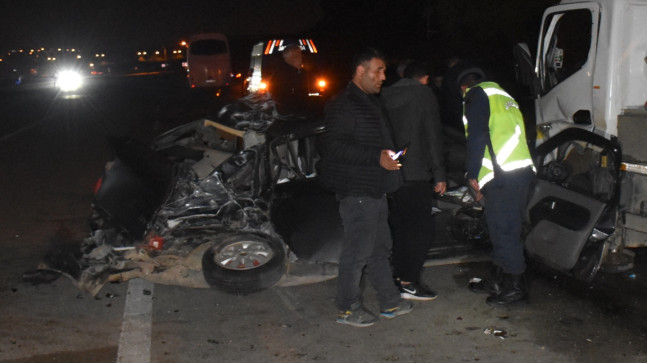 ADANA’DA VİNÇ İLE OTOMOBİLİN ÇARPIŞMASI SONUCU 2 KİŞİ ÖLDÜ