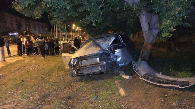 MERSİN’DE OTOMOBİLİN YOL KENARINDAKİ AĞACA ÇARPMASI SONUCU YARALANAN SÜRÜCÜ HASTANEYE KALDIRILDI