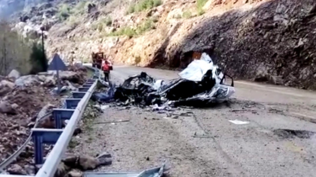 ADANA’DA ÜZERİNE KAYA DEVRİLEN OTOMOBİLDEKİ 4 ÖĞRETMEN HAYATINI KAYBETTİ…