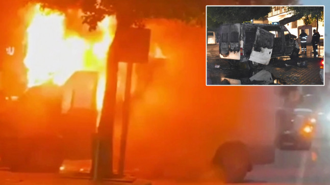 ADANA’DA  ATATÜRK CADDESİNDE PARK HALİNDEKİ MÜNİBÜS ALEV ALARAK YANDI