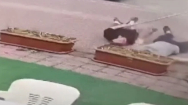 ANTALYA’DA ELEKTRİK TELLERİNE TAKILAN KUŞU DEMİR ÇUBUKLA KURTARMAK İSTEYEN İKİ KİŞİ ELEKTRİK AKIMINA KAPILDI