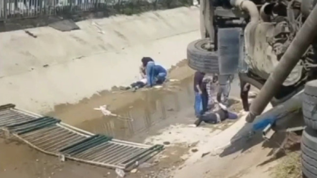 ADANA’DA DEVRİLEN ÇÖP KAMYONUNDAKİ 3 İŞÇİ YARALANDI