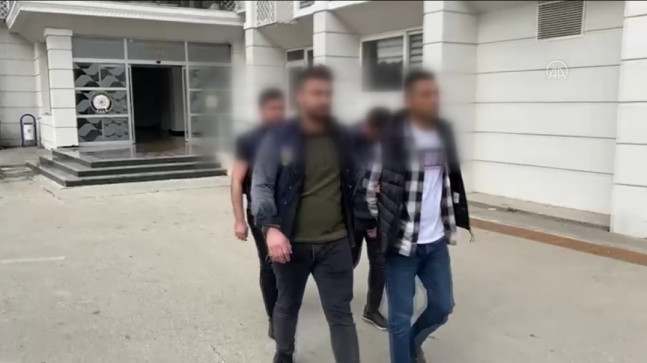 MERSİN’DE ARAÇ SATIŞ İLANIYLA DOLANDIRICILIK YAPAN 2 ŞÜPHELİ TUTUKLANDI