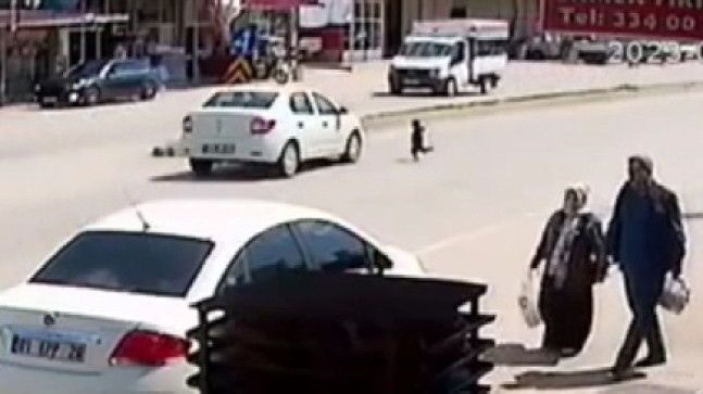 ADANA’DA ANİDEN YOLUN KARŞISINA DOĞRU KOŞAN ÇOCUĞA OTOMOBİLİN
