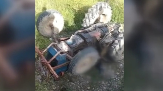 ADANA’DA DEVRİLEN TRAKTÖRÜN ALTINDA KALAN KİŞİ HAYATINI KAYBETTİ